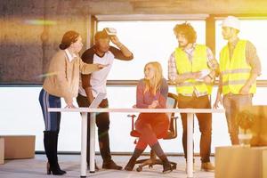 groupe de gens d'affaires multiethniques sur chantier photo