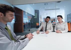 jeune couple signant des documents contractuels sur le dos des partenaires photo