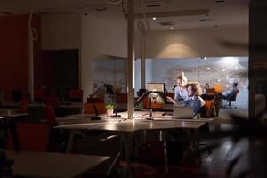 jeunes créateurs au bureau de nuit photo