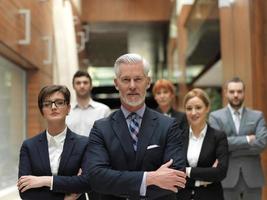 homme d'affaires senior avec son équipe au bureau photo