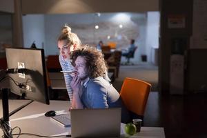 jeunes créateurs au bureau de nuit photo