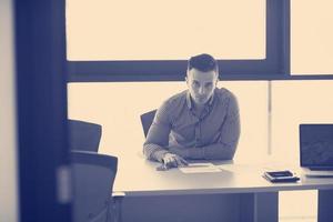 jeune homme d'affaires à son bureau au bureau photo