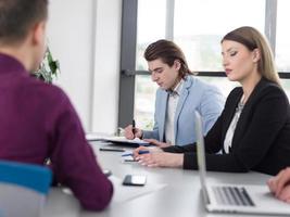 équipe commerciale lors d'une réunion dans un immeuble de bureaux moderne photo