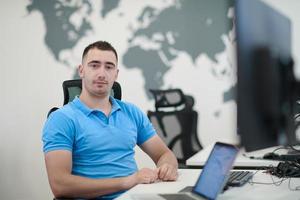 homme d'affaires occasionnel travaillant sur un ordinateur de bureau photo