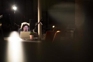 homme d'affaires relaxant au bureau photo