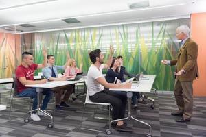 enseignant avec un groupe d'élèves en classe photo