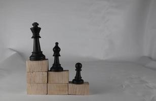 des pièces d'échecs à partir de cubes en bois montrent les concepts de la réalité. notion d'entreprise photo