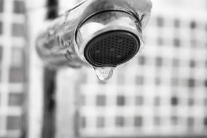 fermer le robinet avec une goutte d'eau photo