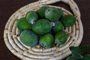 fruit de feijoa sur planche de bois et fond de bois photo