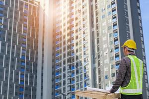 ingénieur en construction sur un grand chantier de copropriété photo