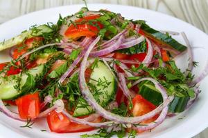 salade de légumes sur l'assiette vue rapprochée photo