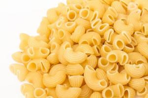 macaroni pâtes italiennes isolé sur fond blanc photo