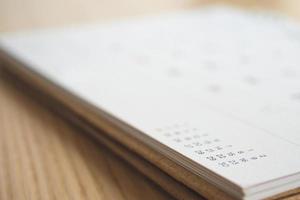 page de calendrier sur fond de table en bois photo