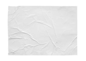 texture d'affiche de papier autocollant blanc froissé et froissé blanc isolé sur fond blanc photo