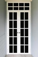 porte d'entrée blanche avec fenêtres photo