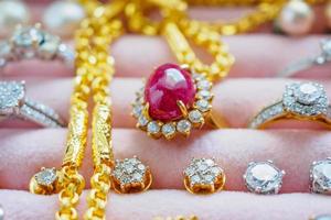 colliers et boucles d'oreilles en or et en argent avec diamants et saphirs dans une boîte à bijoux de luxe photo
