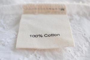 étiquette de vêtements sur fond de texture de tissu de coton photo