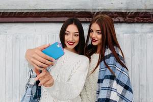 deux filles font un selfie photo