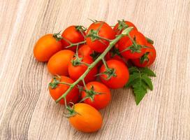 branche de tomates sur fond de bois photo