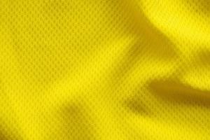 couleur jaune maillot de football vêtements tissu texture vêtements de sport arrière-plan, gros plan photo