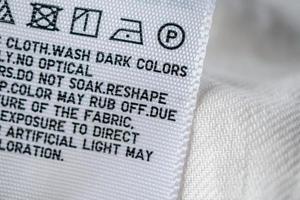 étiquette en tissu avec instructions d'entretien du linge photo