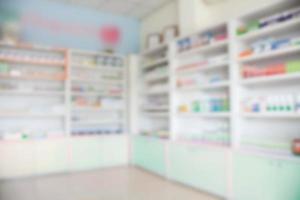 étagères de pharmacie remplies de médicaments arrière-plan flou photo