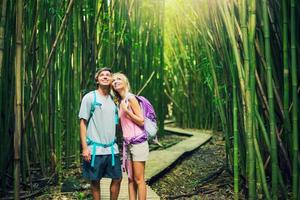 couple de randonnée à travers la forêt de bambous