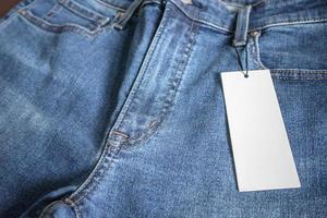 Jeans bleu avec étiquette de prix blanc vierge photo