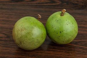 sapote sur fond de bois photo