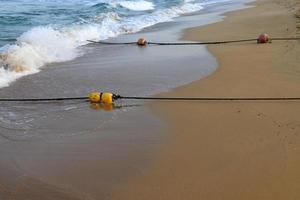 plage de sable sur la mer méditerranée dans le nord d'israël. photo