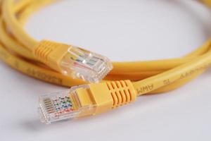 réseau de connexion internet par câble lan, câble ethernet connecteur rj45. photo