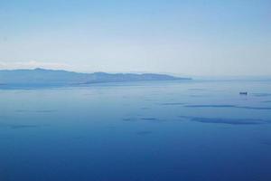 côte maritime de la mer tyrrhénienne avec navire marchand, reportage de voyage dans le sud de l'italie, calabre photo