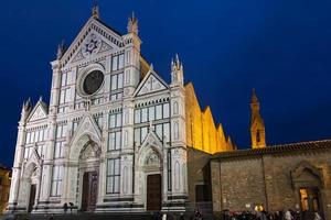 basilique santa croce sur la piazza dans la nuit photo