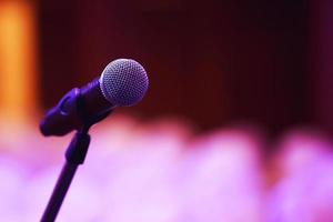 gros plan du microphone sur l'éclairage de scène dans la salle de concert ou la salle de conférence. copier la bannière de l'espace. mise au point douce. photo