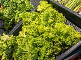légumes et fruits biologiques frais sur une étagère de supermarché, marché de producteurs. concept de marché alimentaire sain photo