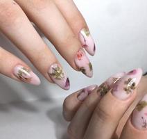 manucure féminine avec motif floral sur les ongles en gros plan photo