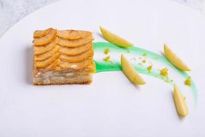 une portion de délicieux gâteau à la vanille aux fruits sur une assiette blanche photo