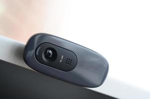 une caméra Web moderne est installée sur le corps d'un moniteur à écran plat. dispositif de communication vidéo et d'enregistrement de vidéo de haute qualité photo