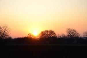 l'aube dans le village. lever de soleil dans le paysage de banlieue photo