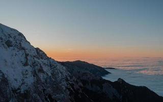 coucher de soleil sur la montagne enneigée photo