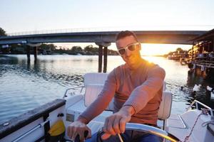 portrait, de, heureux, jeune homme, sur, bateau photo