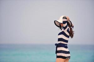 heureuse belle femme profitant des vacances d'été photo