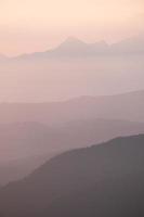 silhouette de montagnes pendant le coucher du soleil photo