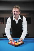 jeune homme joue au jeu de billard pro photo