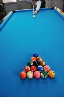 jeune homme joue au jeu de billard pro photo