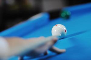 jeune homme joue au jeu de billard pro photo