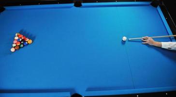 jeune homme joue au jeu de billard pro photo