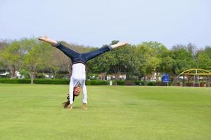 jeune femme sautant dans le parc photo