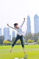 femme avec ordinateur portable dans le parc photo