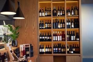 bouteilles de vin sur une étagère en bois.